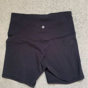 Lululemon Size 8 Align 6” workout shorts